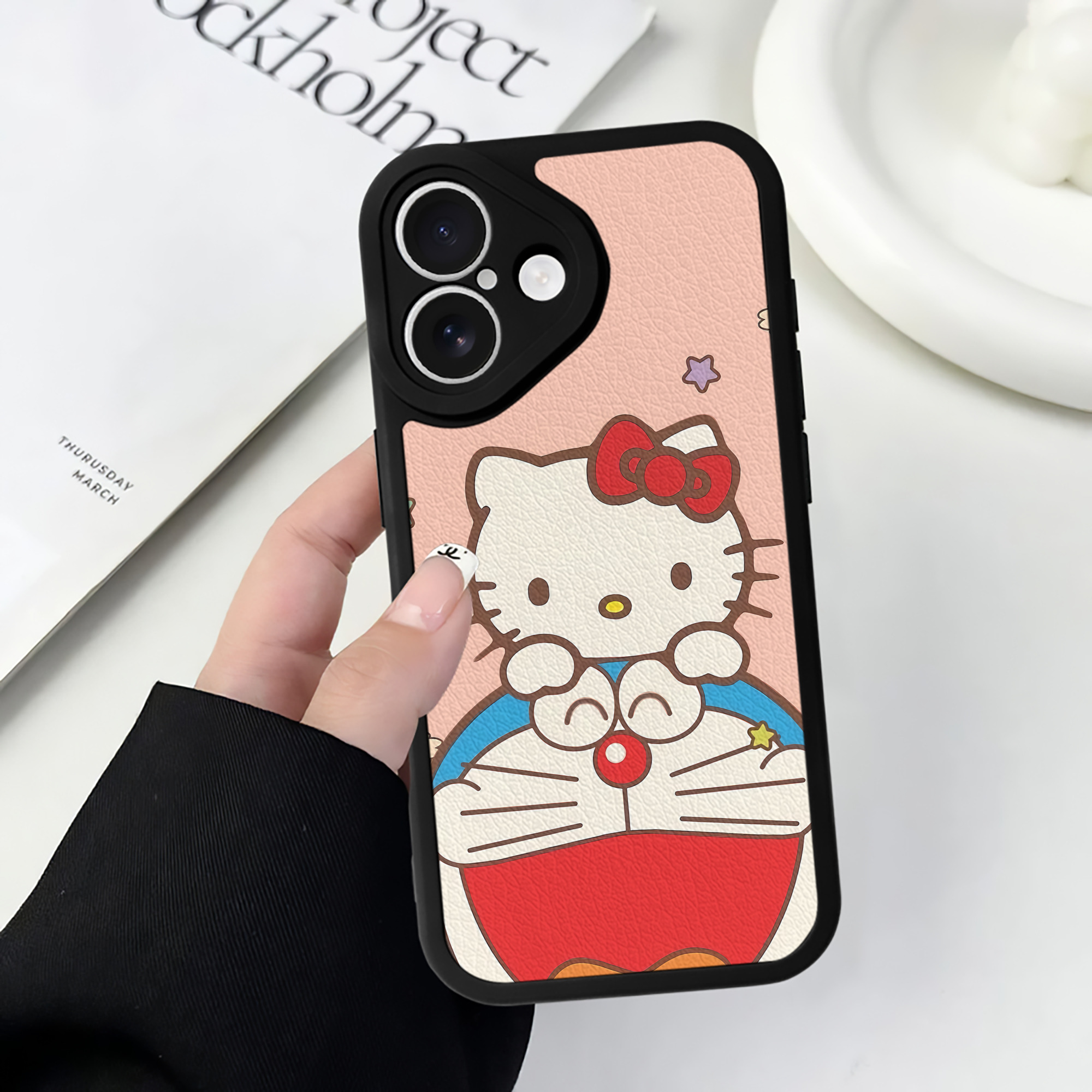 （画像用） ドラえもん Doraemon 【iPhone 16シリーズ対応】シリコンスマホケース（レザー調） 材質：シリコン